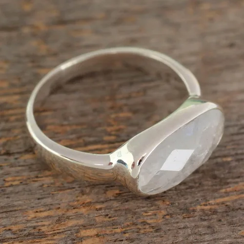 Vista 2 de NOVICA Anillo de cóctel artesanal hecho a mano con piedra lunar arcoíris de plata de ley, transparente, simple, indio, moderno, bisel de corona