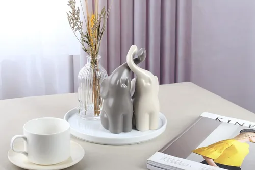 Vista 5 de LAIDANLA Elefantes beige y grises, moderno juego de esculturas de cerámica amoroso, figura de elefante de 6.3 pulgadas para decoración de regalos