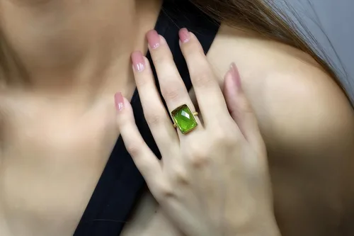 Vista 2 de Juego de bisel anillo rectangular de peridoto Joyería llena de oro Anillo de piedra natal de agosto para mujer