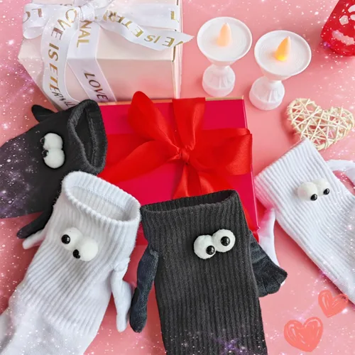 Vista 5 de Calcetines para parejas tomados de la mano, calcetines unisex novedosos con succión magnética 3D para parejas, divertidos calcetines de mano de tubo