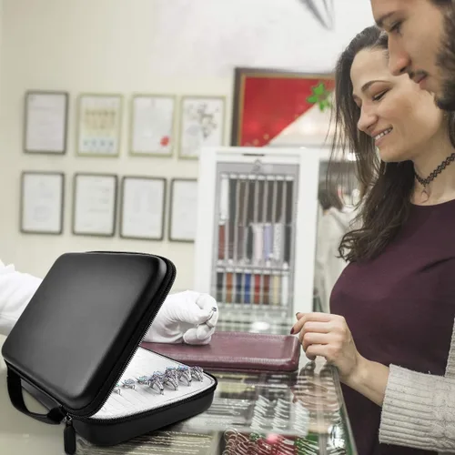 Vista 7 de GWCASE Estuche organizador de anillos caja de colección de joyería con 42 ranuras. Soporte para bandeja de anillos para más de 50 anillos, aretes