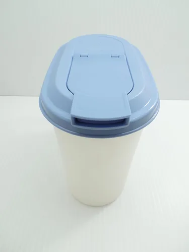 Vista 4 de Tupperware Vintage Slim Line - Jarra transparente para refrigerador de 1 cuarto de galón con tapa azul