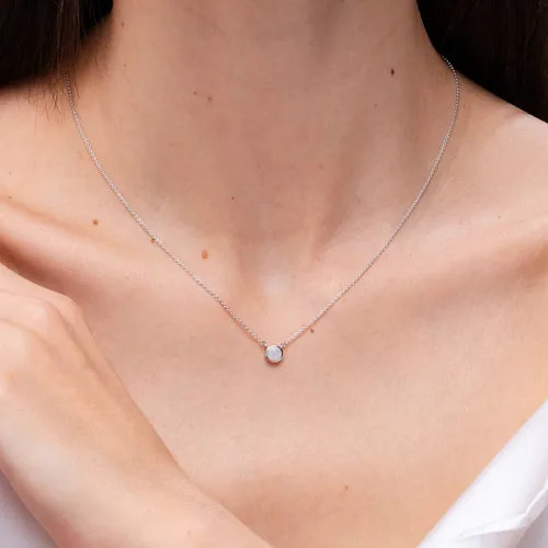 Vista 4 de Angara Colgante solitario de ópalo natural para mujer, collar solitario de ópalo redondo con bisel en oro macizo de 14 quilates, platino Cumpleaños