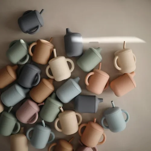 Vista 5 de Mushie - Taza de silicona 100% para bebé 6 meses+ (rosado)