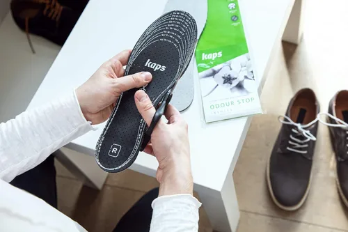 Vista 2 de Kaps Odour Stop - Juego de 6 pares de plantillas antiolores para zapatos con carbón que come olor, insertos para zapatos, paquete de 6 pares