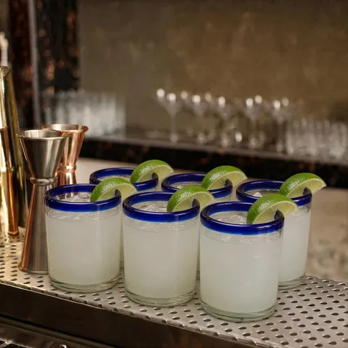 Vista 8 de Vasos de beber mexicanos soplados a mano - Juego de 6 vasos tipo tumbler con bordes azul cobalto (10 oz cada uno)