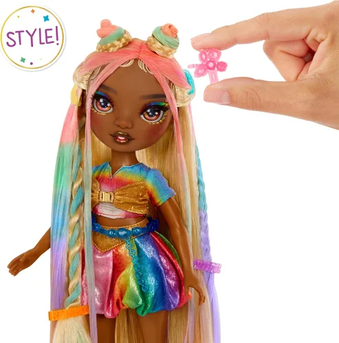 Vista 4 de Tiza para cabello y estilo Meline de Rainbow High – Muñeca de 11" arcoíris y dorada. Tiza para cabello lavable de arcoíris, color, estilo, juego