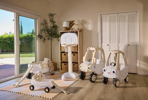 Vista 10 de Little Tikes Cloud Collection Cozy Coupé - Blanco, auto clásico de pie a piso, puerta de trabajo, volante, bocina, tabla de suelo extraíble, auto