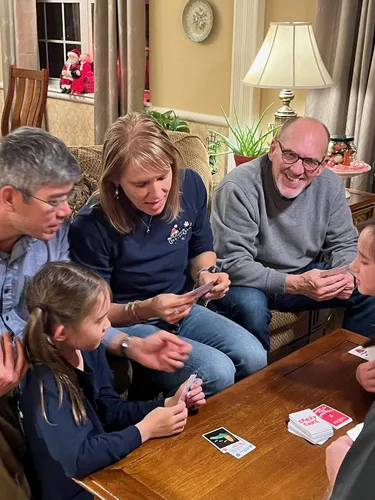 Vista 7 de Juego de cartas Crazy Cake para niños y adultos, diversión familiar para noches de juego, recoge ingredientes para construir tu pastel y sabotear a