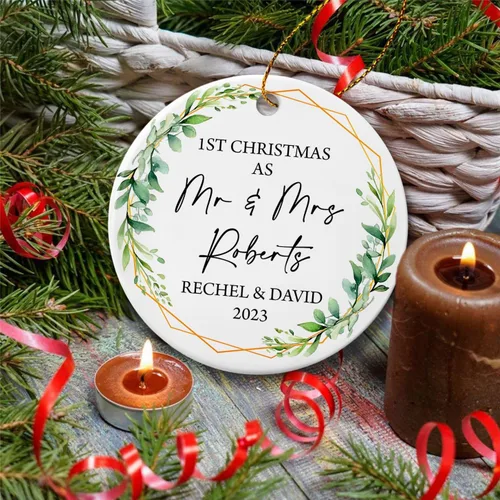 Vista 3 de Adorno de 1ª Navidad como el señor y la señora 2025, adorno de cerámica casado nuestra primera Navidad, adorno personalizado de Mr & Mrs para Adorno