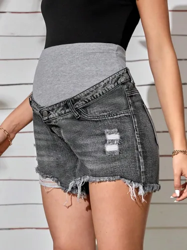 Vista 4 de Verdusa Pantalones cortos de mezclilla de maternidad para mujer, cintura alta, rasgados, dobladillo sin procesar, pantalones cortos de embarazo