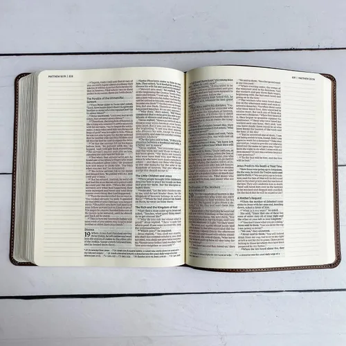 Vista 6 de NIV Biblia de diario Personalizado con nombre El diseño personalizado está ilustrado a mano y grabado con láser Regalo para cumpleaños