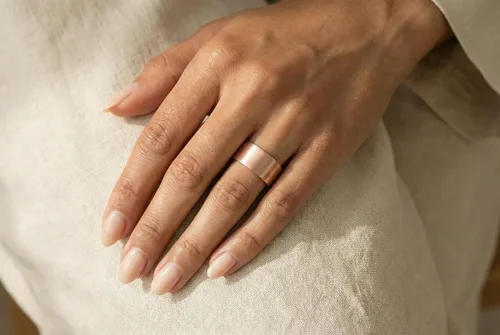 Vista 2 de Versátil banda de oro rosa de 14 quilates – Anillos personalizables de moda, boda y apilables para mujer – Anillos personalizados de aniversario