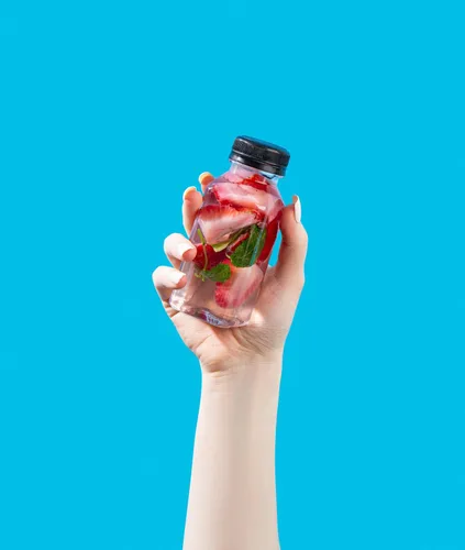 Vista 4 de Botellas de plástico Hammont con tapas - Botellas transparentes de PET para café helado y jugo, paquete de 24 - Botella reutilizable para jugos