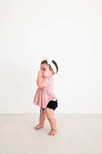 Vista 3 de Posh Peanut Conjunto básico de peplum y camiseta Bloomer de manga corta - Conjunto de coñete con volantes - Viscosa suave de bambú