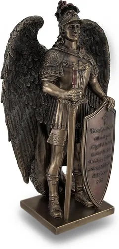 Vista 2 de Zeckos Toma el escudo de la fe Estatua del ángel guerrero Versículo de la Biblia