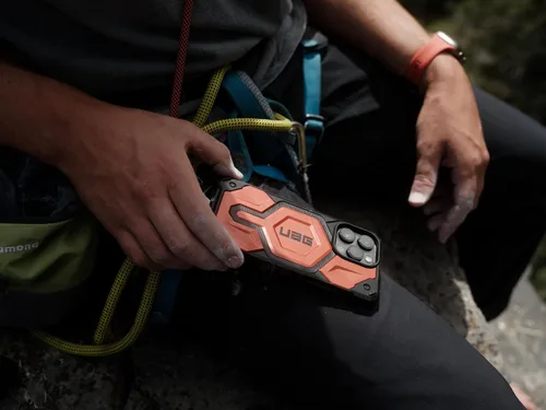 Vista 6 de URBAN ARMOR GEAR UAG - Funda compatible con iPhone 15 Plus de 6.7 pulgadas, Monarch Pro color negro, imán integrado compatible con carga MagSafe