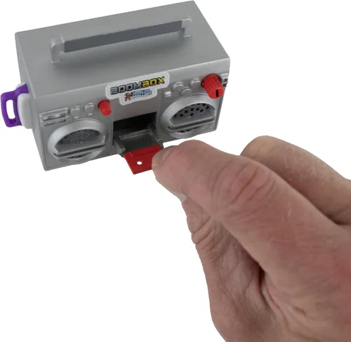 Vista 4 de World's Smallest Boombox, Boombox miniatura totalmente funcional retro de los años 80. ¡Reproduce tu música con la memoria USB incluida!