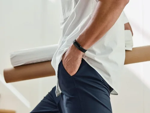 Vista 4 de Fitbit Luxe-Rastreador de Fitness y Bienestar con Gestión del Estrés, Seguimiento del Sueño y Frecuencia Cardíaca 24/7, Negro/Grafito, Talla Única