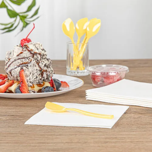 Vista 6 de Restaurantware Cucharas de postre de 4.5 x 1 pulgada, 100 cucharas desechables de degustación, asas resistentes, cucharas de plástico amarillo bebé