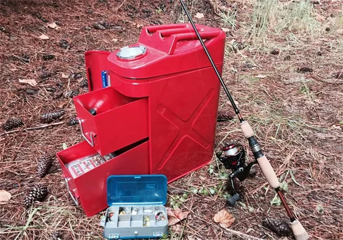 Vista 2 de RAMPAGE PRODUCTS Trail Can - Caja de herramientas Rojo, se adapta a soportes de latas de gas de metal de 5 galones 86619 Ajuste universal