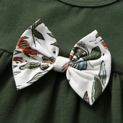 Vista 3 de Conjunto de 3 piezas de ropa para bebé niña, camiseta con volantes, camisa floral, pantalones y diadema Verde