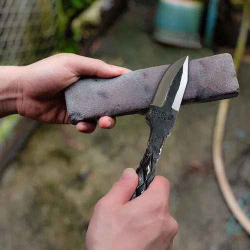 Vista 9 de WARRIORS QUEST™ - SideWinder Railroad Spike Knife - Cuchillo de acero al carbono forjado a mano y tratado térmicamente con funda de cuero de primera