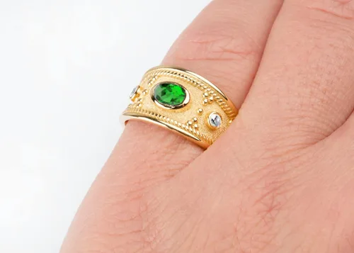 Vista 4 de Anillo bizantino de esmeralda CZ de oro, banda etrusca esmeralda hecha a mano