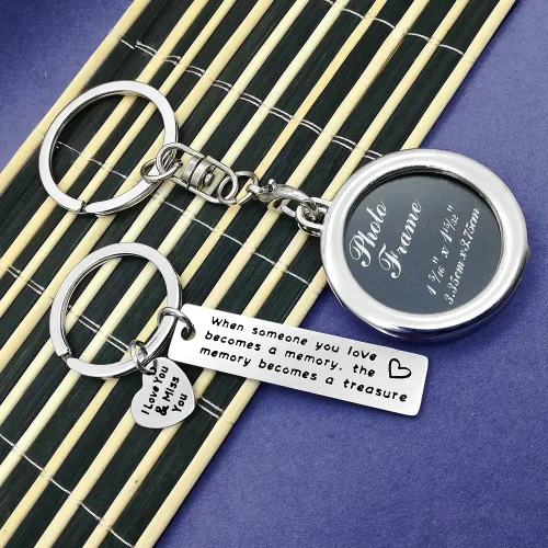 Vista 3 de Juego de llaveros de marco de fotos conmemorativo con texto en inglés "When Someone You Love Becomes a Memory Keychain Miss You" (2 unidades)