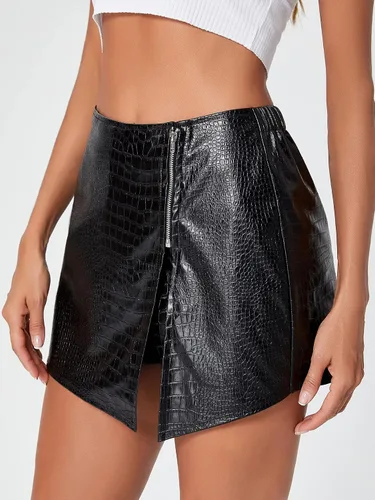 Vista 4 de SweatyRocks Pantalones cortos metálicos de piel sintética de cintura alta para mujer, pantalones cortos elásticos de pierna ancha