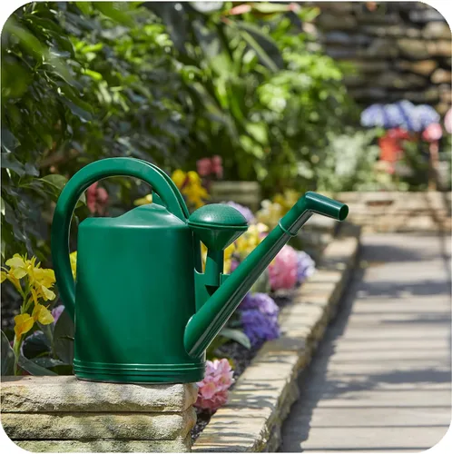 Vista 2 de Consolidated Plastics Regadera suiza duradera con protección UV, mango ergonómico para jardinería interior/exterior, fabricada en Suiza