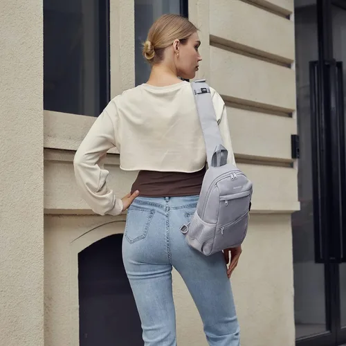 Vista 2 de BOSTANTEN Bolso bandolera para mujeres y hombres, bolso cruzado ligero para mujer, bolsa de hombro para viajes, senderismo, con puerto de carga USB