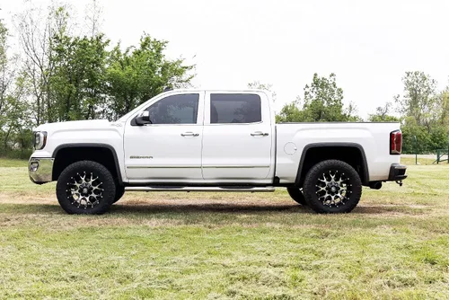 Vista 8 de Rough Country Escalones Nerf ovalados de acero inoxidable para Chevy Silverado y GMC Sierra 1500/2500HD/3500HD (2007-2019) Crew Cab - Rieles