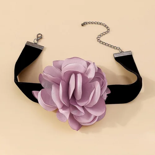 Vista 3 de Gargantilla bohemia de terciopelo negro con flor de rosa púrpura 3D y collar floral de satén, collar de flores grandes exageradas para regalos