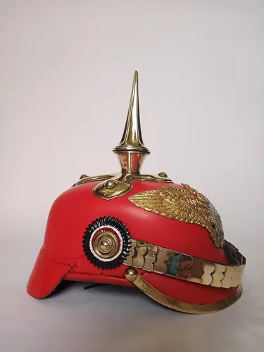 Vista 7 de AnNafi Casco rojo alemán Pickelhaube Casco imperial prusiano Pickelhauben Disfraz de oficial militar de latón con púas para hombre Segunda Guerra