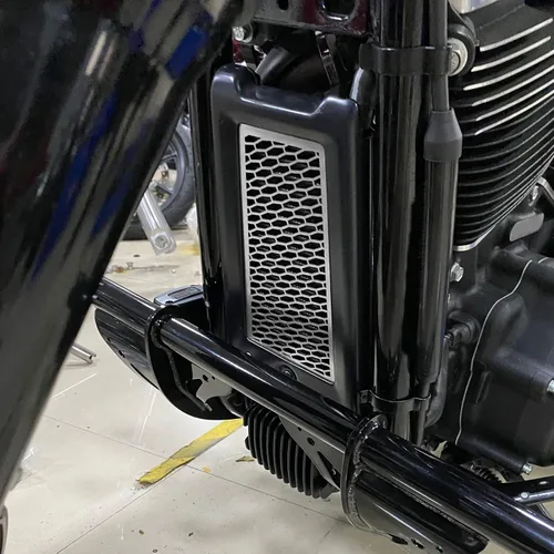 Vista 3 de TCT-MOTORPARTS Cubierta protectora del refrigerador de aceite de la parrilla del radiador para Softail Fat Boy Sport Glide 18 en adelante