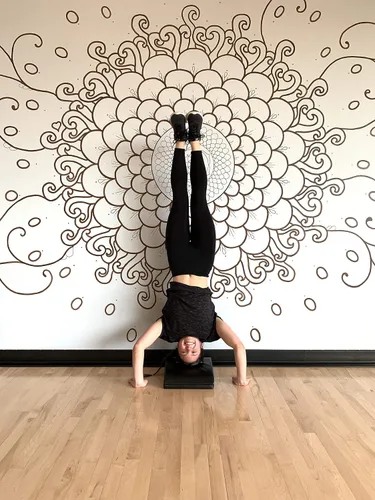 Vista 9 de Tapete para abdominales y ejercicios Athlos Fitness con protector para espalda baja, buen ejercicio para abdominales para un rango completo