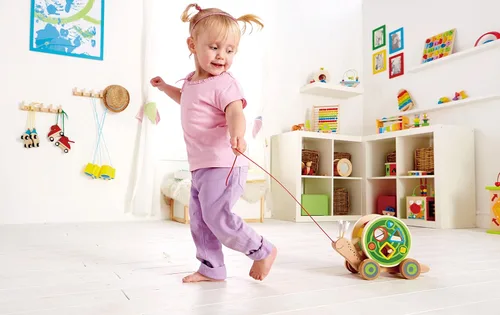 Vista 3 de Hape Juguete para bebé de madera Caracol para pasear.