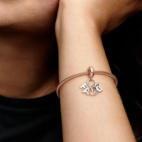 Vista 4 de Pandora Dije colgante de letras familiares Momentos compatibles Impresionantes joyas para mujer Hecho de rosa, plata de ley y circonita cúbica