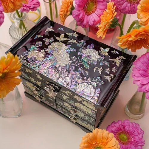 Vista 2 de Caja de Joyería February Mountain con Incrustación de Nácar - Diseño Tradicional de Flores y Mariposas Elegante para Ella