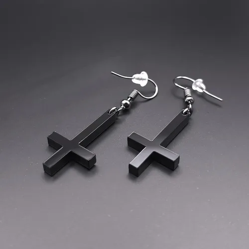 Vista 2 de Pendientes acrílicos negros con cruz cristiana invertida. Aretes colgantes hipoalergénicos ligeros., Acrílico, No es una piedra preciosa