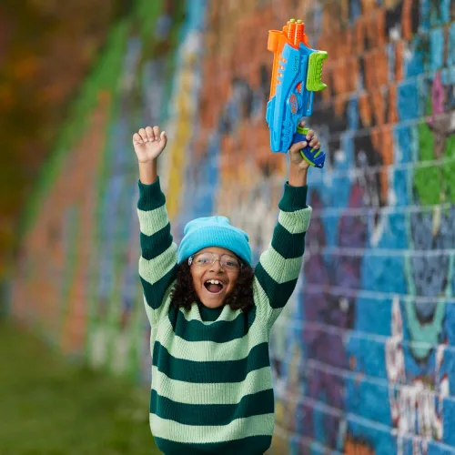 Vista 6 de Nerf Elite Jr Ultimate Starter Set, 2 lanzadores de espuma de juguete fáciles de jugar, 15 dardos Nerf Elite, 2 objetivos, juegos al aire libre