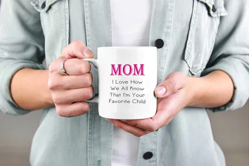 Vista 3 de Taza de café con texto en inglés "MOM I Love How We All Know That I'm Your Favorite Child Typography