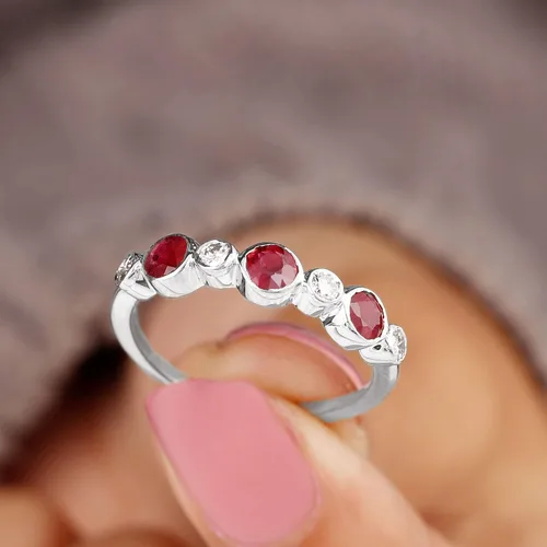 Vista 3 de Piedra natal de julio, juego de bisel certificado Ruby Alternate Half Eternity Band con moissanita