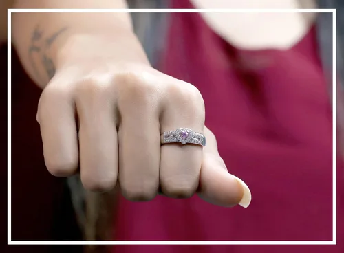 Vista 2 de Dazzlingrock Collection Anillo de compromiso de oro blanco con zafiro rosa redondo de 10 quilates para mujer, con forma de corazón, oro blanco