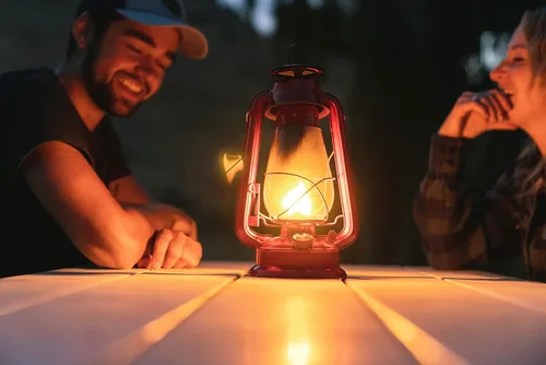 Vista 8 de Stansport Hurricane Lantern – Classic Metal Kerosene Oil Lamp with Glass Globe and Adjustable Wick – Portable Emergency Lighting & Decorative