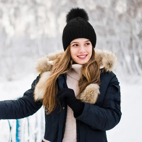 Vista 4 de Livingston Gorro de punto suave de invierno para mujer con pompón de piel sintética