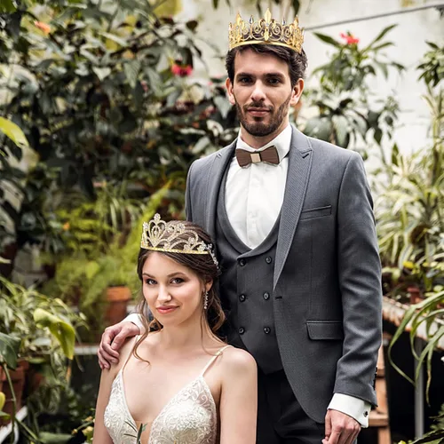 Vista 4 de Juego de 4 coronas de graduación King y Queen con fajas, coronas King para hombres, banda de satén brillante con diamantes de imitación, corona