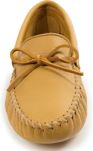 Vista 2 de Minnetonka Mocasines de piel de ciervo doble suela suave para hombre, Piel de ciervo natural.