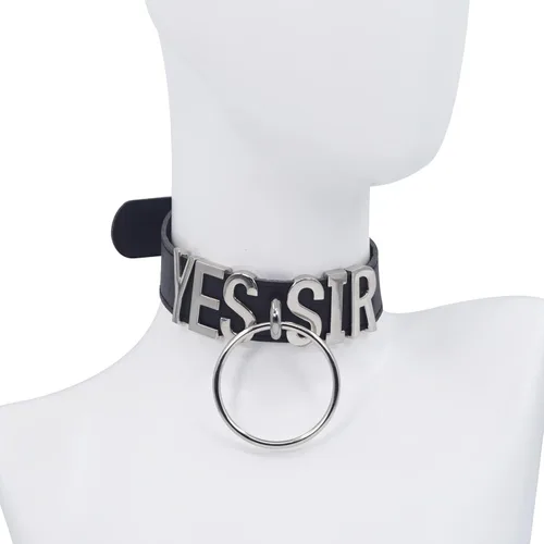 Vista 4 de ADEMISHIA Gargantilla negra con anillo tórico para mujer, collar de cuero vegano suave con letras grandes de aleación, gargantilla gótica punk